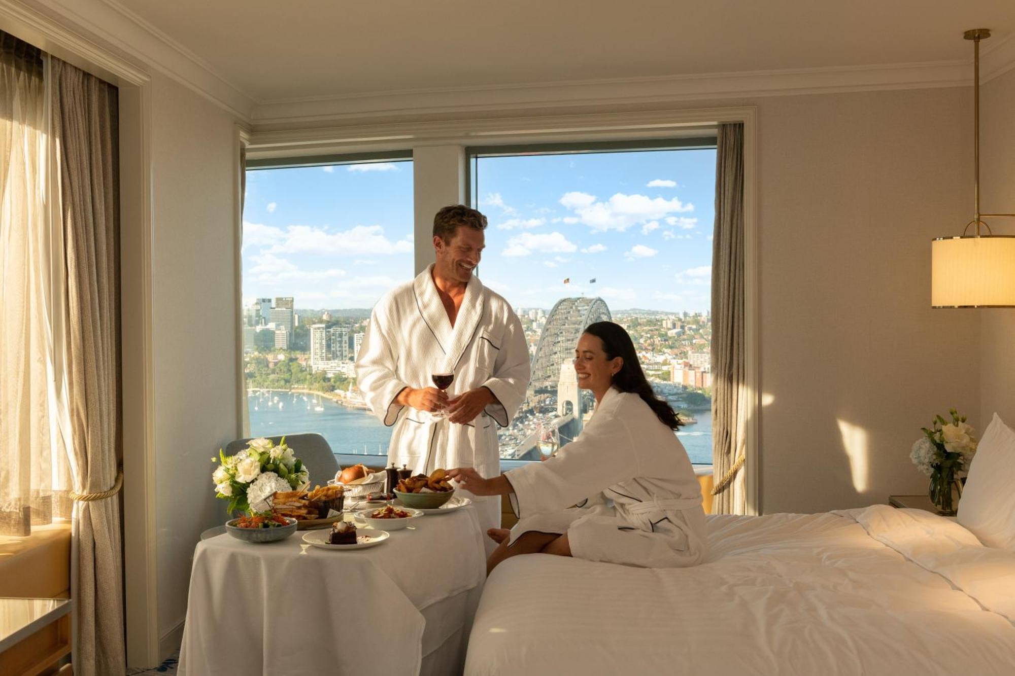 Shangri-La Sydney Exteriér fotografie A guest room at the Four Seasons Hotel Sydney